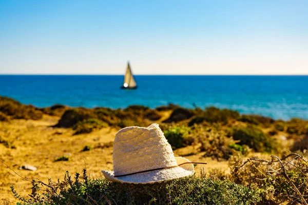 Chapéu Verão Costa Mar Mediterrâneo Barco Vela Iate Água Mar — Fotografia de Stock