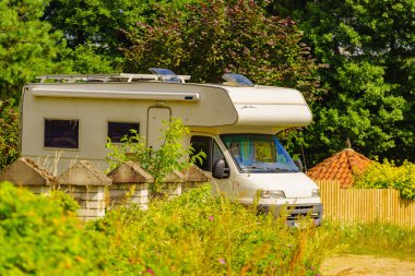 Yazın doğa üzerinde kamp yapan kampçı. Karavanla seyahat ediyorum. Karavan tatili.