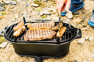 Et ve sosis ızgarada. Barbekü yemeği, yaz yemeği..