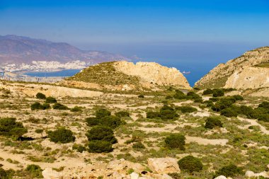 Mesa Roldán 'dan Carboneras kasabasının manzarası. Cabo de Gata Nijar, Almerya kıyısı, İspanya. Turizm beldesi