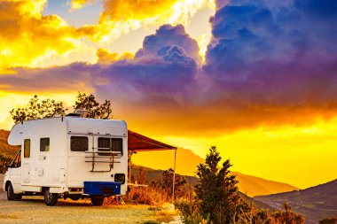 Karavan gün batımında dağlarda. Verdon Gorge, Fransa 'da. Kamp aracıyla macera...