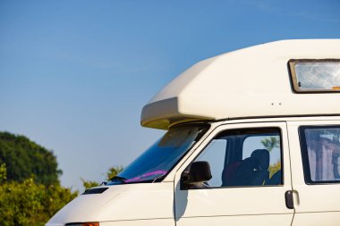 Kamp aracı yazın doğada kamp yapıyor. Karavanla seyahat ediyorum. Karavan tatili.