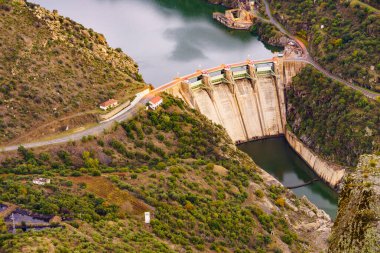 İspanyol Saucelle Barajı ile Douro Nehri. Portekiz ve İspanya arasındaki sınır. Ulusal Parklar. Portekizli Penedo Durao gözcüsünden görüntü.
