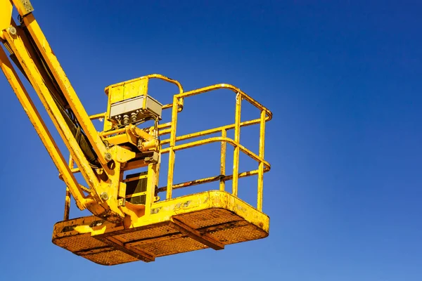 Elevador Cesta Plataforma Elevação Amarela Local Construção Contra Céu Azul — Fotografia de Stock