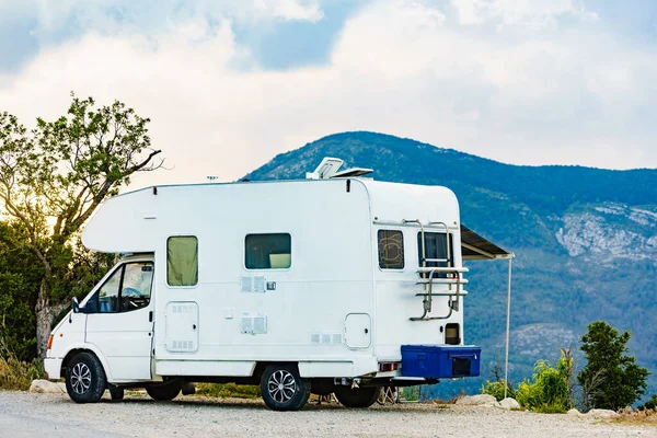 Karavan doğanın karavanı. Verdon Boğazı Fransa. Dağ manzarası boyunca giden karavanlı kamp arabası. Kamp aracıyla macera...