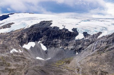 Buzullu karlı dağ tepeleri, Norveç 'in Dalsnibba bakış açısından manzara. Dağlar manzarası.