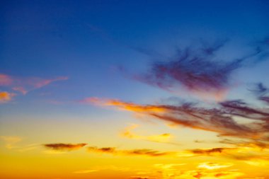 Gün batımında bulutlu canlı renkli gökyüzü.