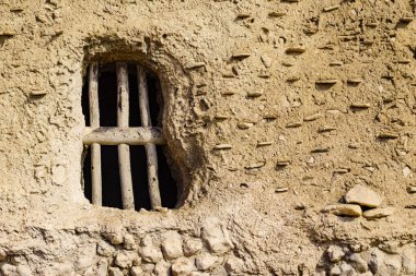 Eski kil ev detayı, pencerede parmaklıklar. El Chorrillo Film Konumu, Sierra Alhamilla, Endülüs İspanya.