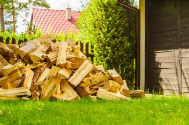 Dışarıda odun yığını var. Kış için hazırlık.