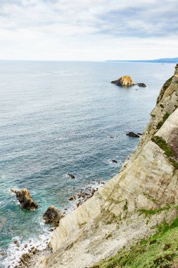 Kuzey İspanya 'daki Asturias kıyısındaki Rocky uçurumları manzarası. Faro de Cabo Busto 'dan görüntü. Turistik yerler, ziyaret edilecek yerler..