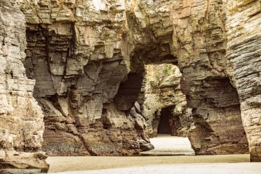 Katedraller Plajı, Ribadeo 'daki Playa las Catedrales, Lugo, Galiçya. İspanya 'nın kuzeyindeki Cantabric sahillerinde kayalık oluşumları. Turist eğlencesi.