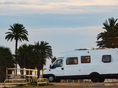Deniz kıyısında kamp yapmak. Plajda kamp aracı, İspanya 'da Akdeniz kıyısı..