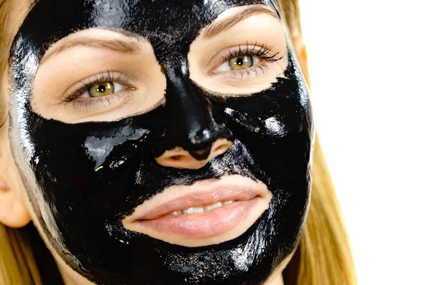 Młoda Kobieta Czarną Maską Twarzy Białym Nastolatka Dbająca Tłustą Skórę — Zdjęcie stockowe