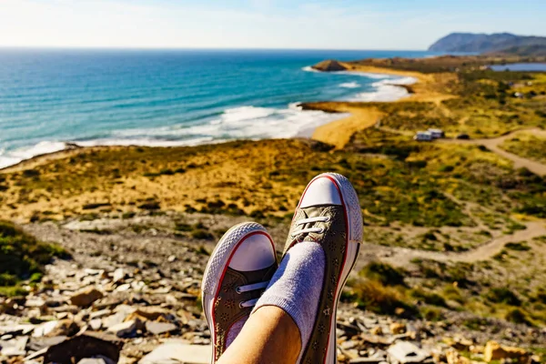 Pies Femeninos Contra Paisaje Costero Mediterráneo Región Murcia Parque Regional — Foto de Stock