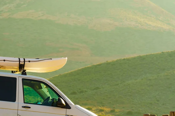 Carro Van Com Canoa Telhado Superior Contra Natureza Montanha Estilo — Fotografia de Stock