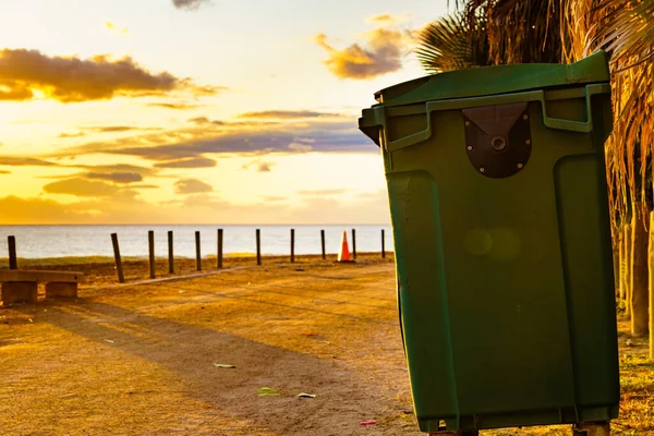 日落时在海滨的室外工业大垃圾箱 — 图库照片