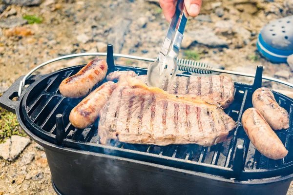 Fleisch Und Wurst Vom Grill Grillabendessen Freien Sommeressen — Stockfoto