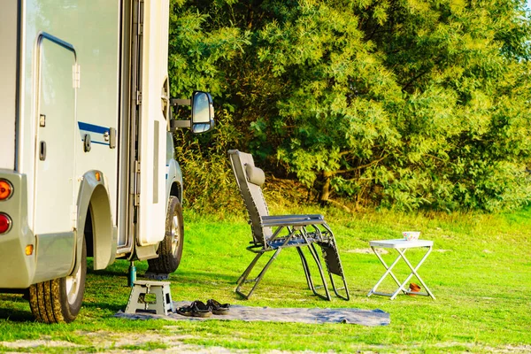 緑の自然をキャラバンで椅子やテーブル 野生のキャンプ モーターホームでの休暇と旅行 — ストック写真