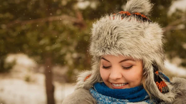 冬の間に暖かいアクセサリーを身に着けているかなり若い女性 薄毛と青のスカーフで作られた灰色の暖かい帽子を持つ女性 — ストック写真