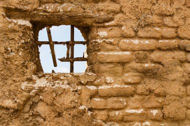 Eski kil ev detayı, pencerede parmaklıklar. El Chorrillo Film Konumu, Sierra Alhamilla, Endülüs İspanya.