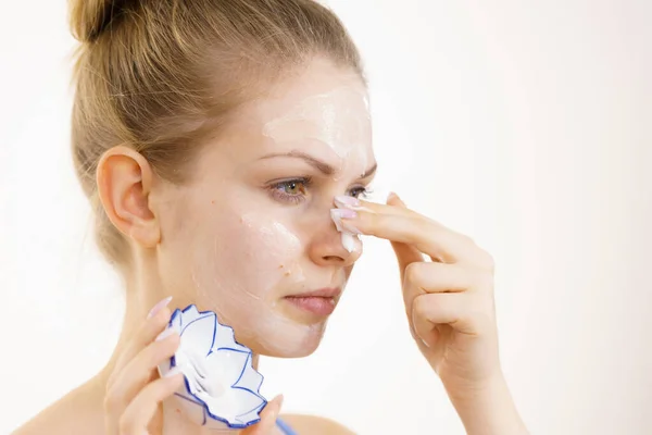 Giovane Donna Applicando Crema Cosmetica Maschera Idratante Viso Trattamento Estetico — Foto Stock