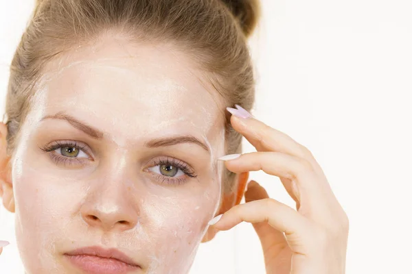 Jonge Vrouw Met Crème Cosmetische Masker Vocht Haar Gezicht Schoonheidsbehandeling — Stockfoto