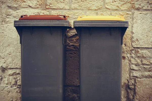 ガベージビンやゴミ缶 屋外プラスチックリサイクル容器 — ストック写真
