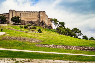 Fuengirola 'daki Sohail Kalesi, Malaga İspanya. Turistik bir yer, ziyaret edilecek bir yer. Costa del Sol 'da tatiller.