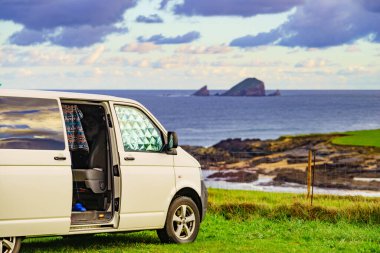 İspanya 'nın kuzeyinde Asturias sahilinde kamp yapan bir karavan. Karavanla git..