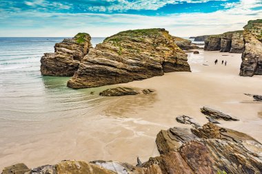 Katedraller sahilinde, sular çekildiğinde, Playa las Catedrales, Ribadeo, Lugo, Galiçya. Kuzey İspanya 'da Cantabric Sahili. Turistik yer.