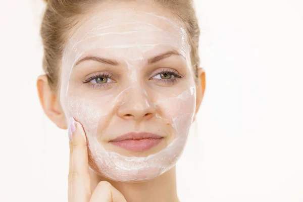 Giovane Donna Con Crema Cosmetica Maschera Umidità Sul Viso Trattamento — Foto Stock