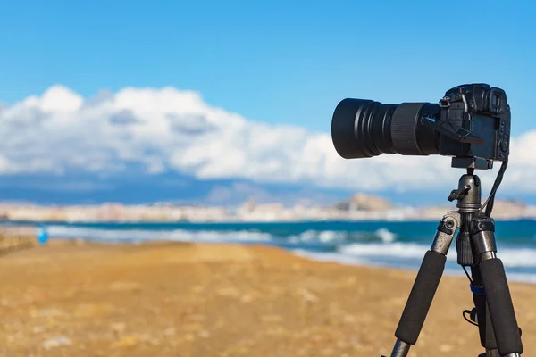 Profesjonalna Kamera Statywie Robiąca Zdjęcia Wideo Nadmorskiego Krajobrazu Hiszpania — Zdjęcie stockowe
