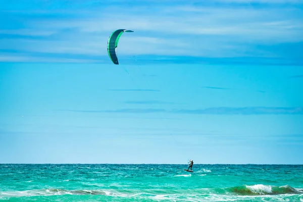 Uçurtma Kaykayı Uçurtma Sörfçüsü Dalgalarda Sörf Yapar Spor Aktivitesi Uçurtma — Stok fotoğraf