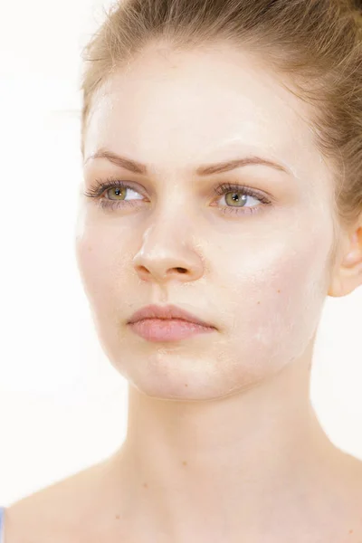クリーム化粧品を持つ若い女性 彼女の顔にマスク水分 美の治療だ スキンケア — ストック写真