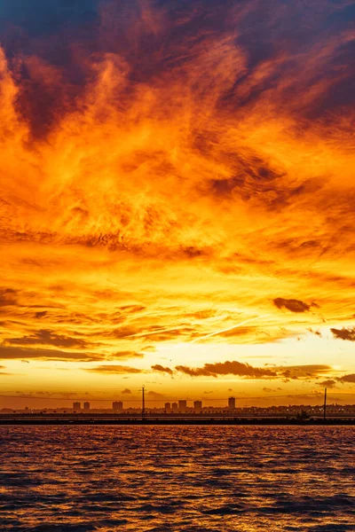 Brännande Solnedgång Över Havet Kvällskustlandskap Med Stadssiluett San Pedro Del — Stockfoto