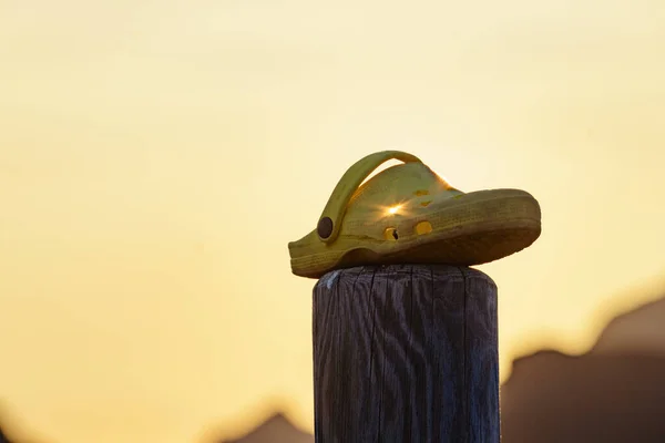 Skor Gummi Träskor Tofflor Utomhus Mot Solnedgången Ljus Semester Resa — Stockfoto