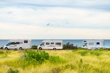 Deniz sahilinde kamp yapmak. İspanyol Costa Blanca kıyı şeridi, çeşitli kervanlarla..