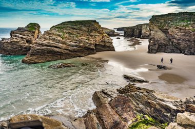 Katedraller sahilinde, sular çekildiğinde, Playa las Catedrales, Ribadeo, Lugo, Galiçya. Kuzey İspanya 'da Cantabric Sahili. Turistik yer.