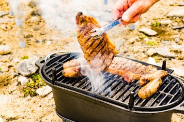 Et ve sosis ızgarada. Barbekü yemeği, yaz yemeği..