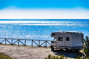 İspanyol sahilindeki karavan, Maro Cerro Gordo 'nun sahil kayalıkları. Costa del Sol, Endülüs İspanya. Motorlu ev tatili