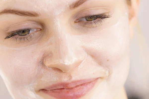 Mujer Joven Con Crema Cosmética Máscara Humedad Cara Tratamiento Belleza — Foto de Stock