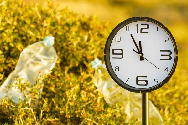 Tempo Está Acabar Relógio Mostrar Horas Garrafa Plástico Abandonada Natureza — Fotografia de Stock