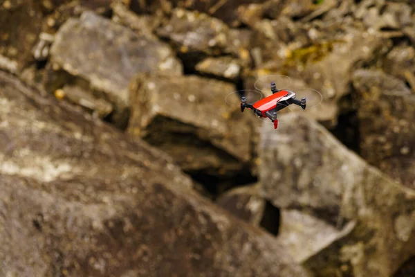 Drone Rojo Compacto Volando Contra Naturaleza Sobre Rocas Piedra Tomar —  Fotos de Stock