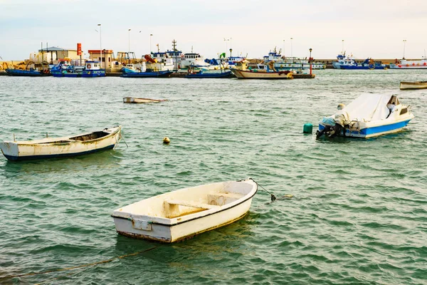 Mavi deniz suyunda demirli tekneler