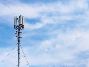 Mavi gökyüzüne karşı sinyal ya da cep telefonu kulesi. Radyo anteni. 5g ya da 4g İnternet kullanarak modern telekomünikasyon.