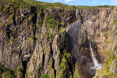 Voringsfossen şelalesi yazın gökkuşağı ile, Mabodalen Vadisi Norveç. Ulusal turist Hardangervidda güzergahı, 7 nolu turist yolu, Eidfjord gezi turu.