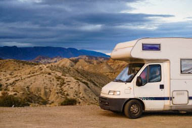 Karavan Almerya İspanya 'nın Tabernas çölünde kamp yapıyor. Karavanla seyahat etmek..