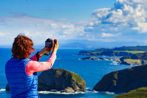 Mulher Com Câmera Tirar Fotos Viagem Paisagem Mar Oceano Atlântico — Fotografia de Stock