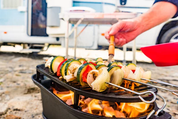 Verschiedene Leckere Gegrillte Gemüsespieße Auf Dem Grill Grillabendessen Freien Wohnmobil — Stockfoto