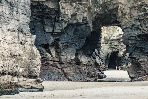 Katedraller Plajı, Ribadeo 'daki Playa las Catedrales, Lugo, Galiçya. İspanya 'nın kuzeyindeki Cantabric sahillerinde kayalık oluşumları. Turist eğlencesi.
